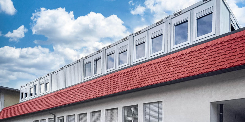 Gebrauchte Containeranlage in Salzburg auf dem Dach der Gemeinde Bergheim.