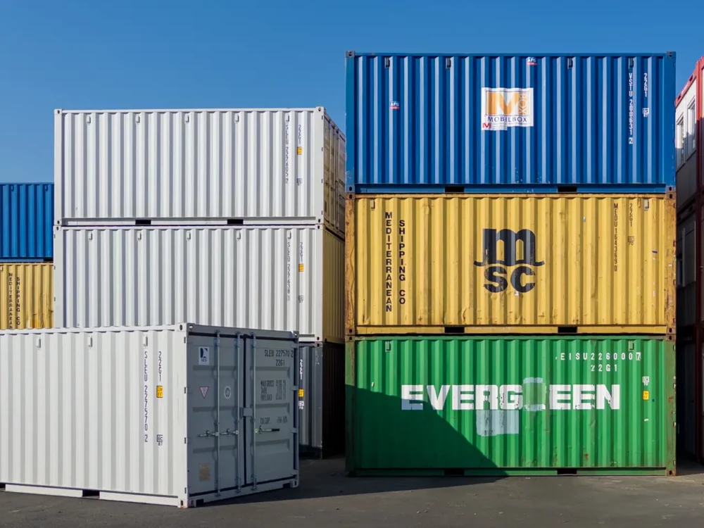 Container gestapelt auf einem Depot mit vielen Lagercontainern und Seecontainern.