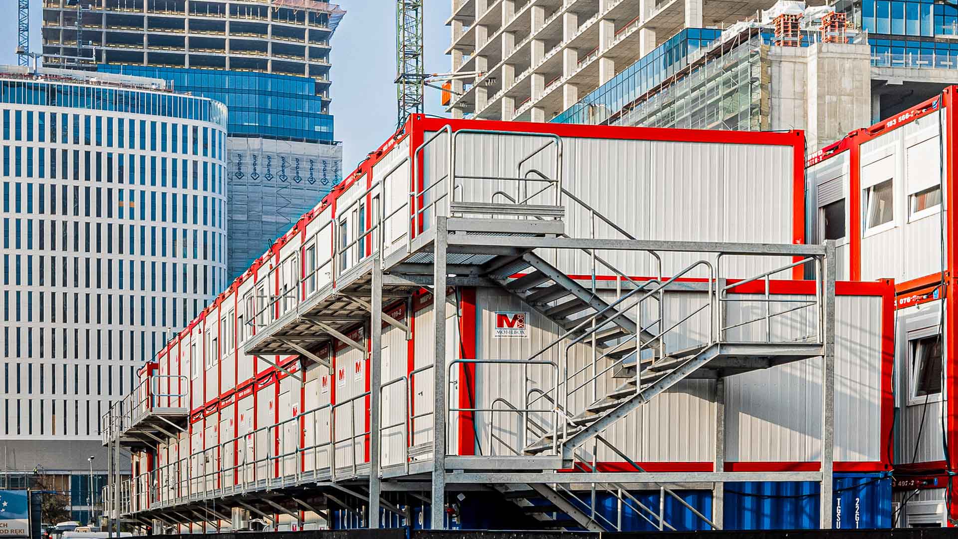 mobilbox mietcontaineranlage in österreich auf einer baustelle.