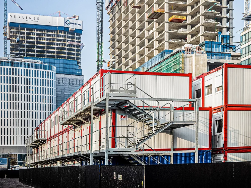 Baucontainer von Mobilbox als große Containeranlage auf einer Baustelle mit Bürocontainern und Sanitärcontainern.