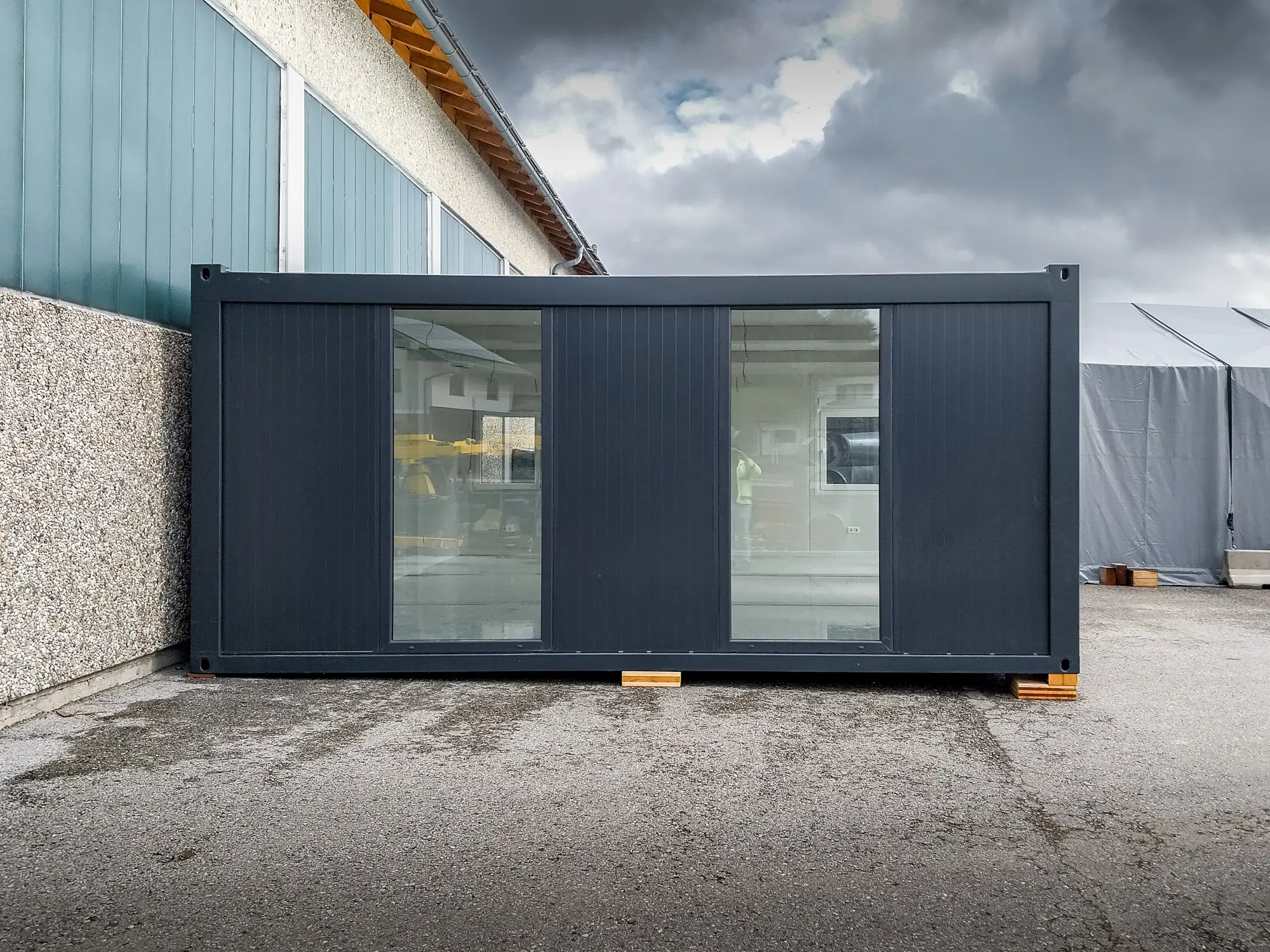 buerocontainer-nach-oib-richtlinie-6-buerocontainer-ral-7016-3 Bürocontainer nach OIB-Richtlinie 6 ausgeführt in anthrazitgrauer Lackierung RAL 7016 und großen Panorafenstern.