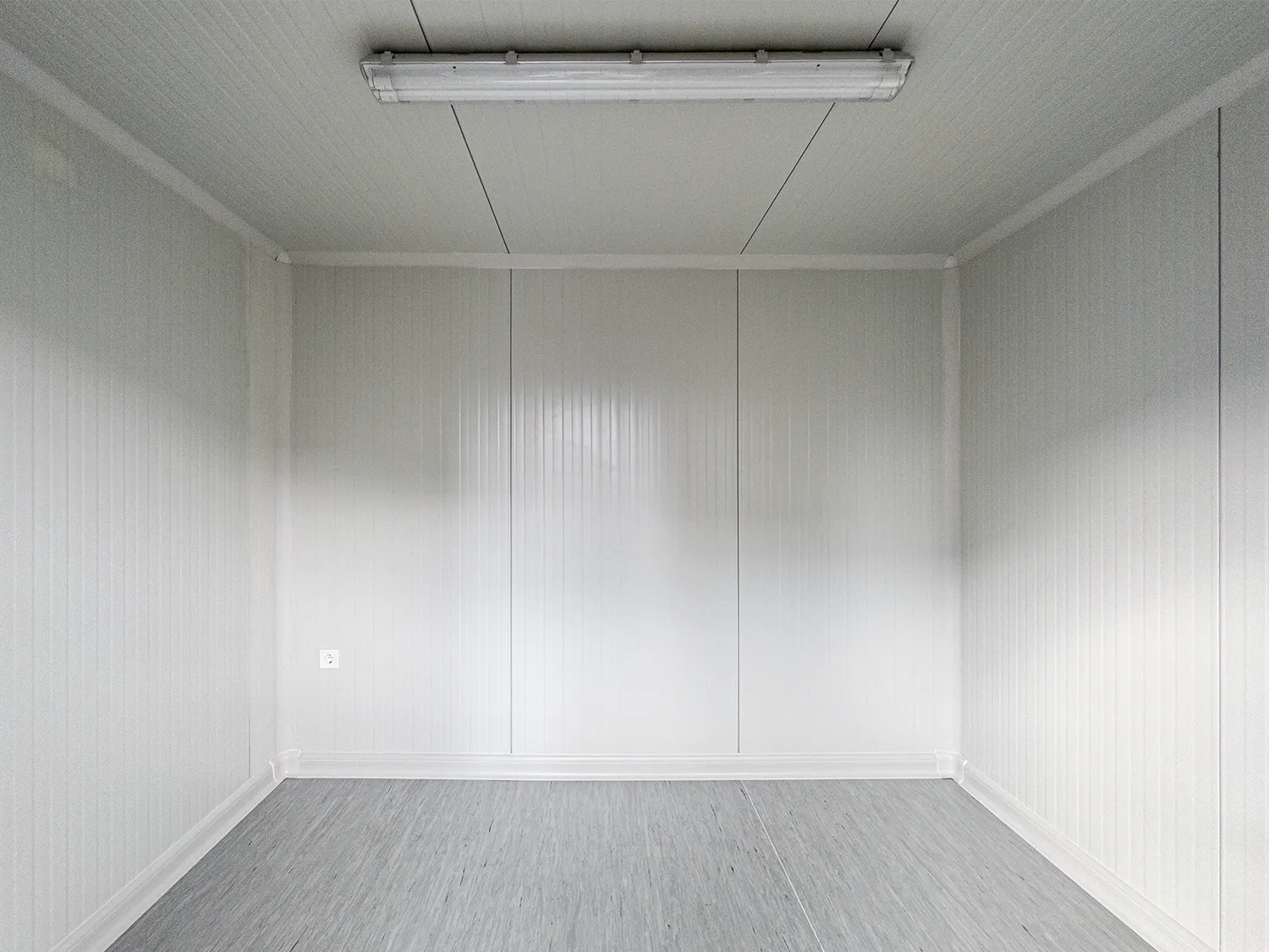 Innenansicht des gedämmten Raums eines Multifunktionscontainers mit profilierten Dämmpaneelen.