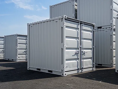 Aufnahme eines kleinen 10-Fuß Lagercontainers zum Kauf in grauer Farbe mit Staplertaschen.