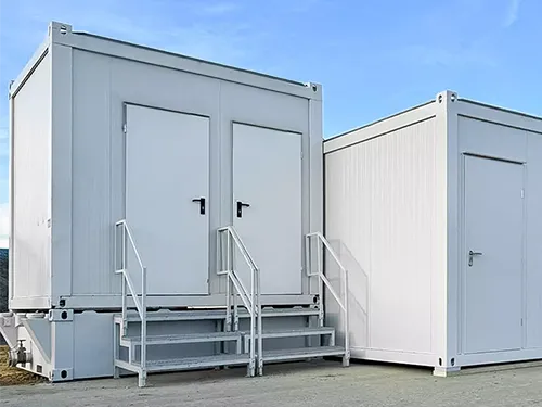 Kleiner Sanitärcontainer mit Fäkalientank und Treppen in RAL 7035 Lichtgrau