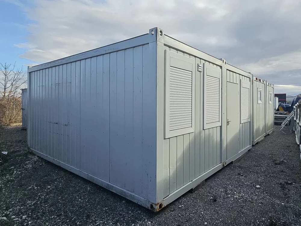 Gebrauchte Containeranlage in der Farbe RAL 7035 Lichtgrau als Doppelanlage auf dem Depot von Mobilbox.